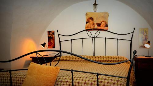 1 dormitorio con 1 cama con marco de metal en Appartamento Annamaria en Ostuni