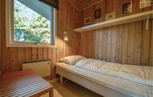 Fjellerup StrandにあるStunning Home In Glesborg With 4 Bedrooms, Sauna And Wifiの木製の壁のベッドルーム1室