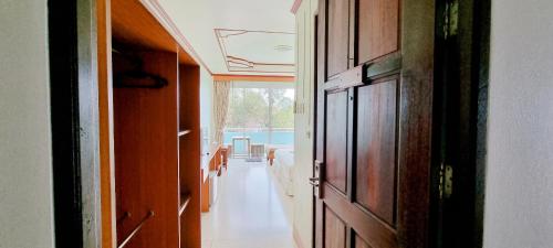 an open door to a room with a hallway at Mam Kaibae Hotel in Ko Chang