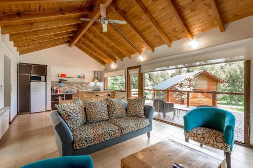 a living room with a couch and a table at Solar Selvana - Casas de montaña in Villa La Angostura
