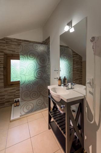 a bathroom with a sink and a shower at Solar Selvana - Casas de montaña in Villa La Angostura