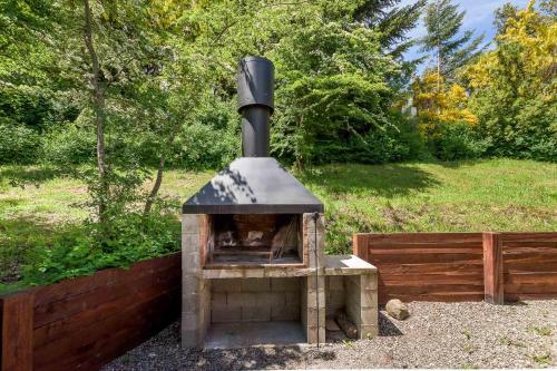 a wood fired oven sitting in a yard at Solar Selvana - Casas de montaña in Villa La Angostura