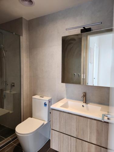 La salle de bains est pourvue de toilettes, d'un lavabo et d'une douche. dans l'établissement Stay Max Apartment for Perfect Short Stay, à Auckland