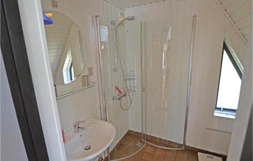 La salle de bains blanche est pourvue d'une douche et d'un lavabo. dans l'établissement Gorgeous Home In Lgstr With Wifi, à Løgstør