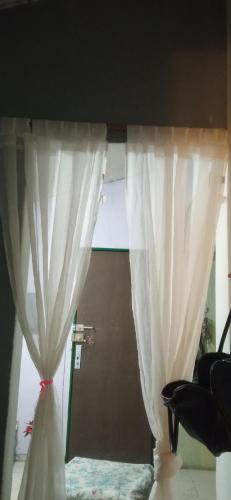 een raam met witte gordijnen in een kamer bij Fab in Guadalajara