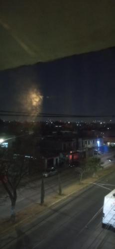 een uitzicht op een straat 's nachts met bij Fab in Guadalajara