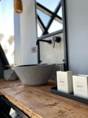 a bathroom counter with a sink and a mirror at Loft industrial vista a los volcanes in Cholula