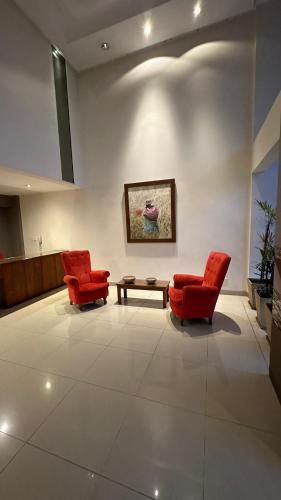 dos sillas rojas y una mesa en una sala de espera en Il Riposo en Salta