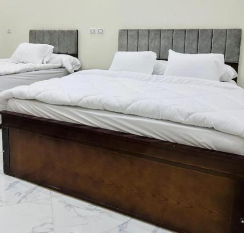 Ein Bett oder Betten in einem Zimmer der Unterkunft primo pyramids inn