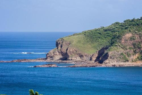 una isla en medio del océano en Casa Oli Mar en San Juan del Sur