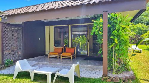 Taman di luar Hotel Kaveka