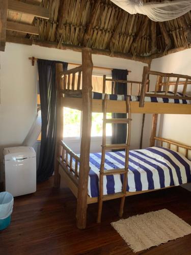 1 dormitorio con 2 literas y escalera en Cabo tortuga bungalows en Monterrico