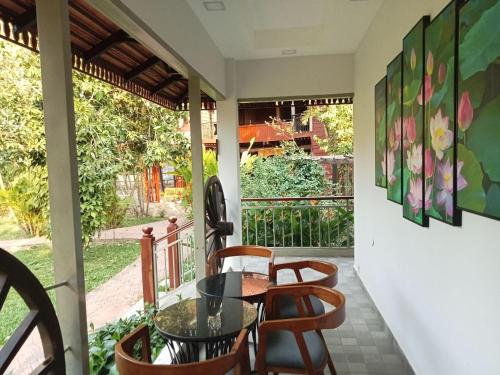 Κήπος έξω από το Ganesha Kampot Resort