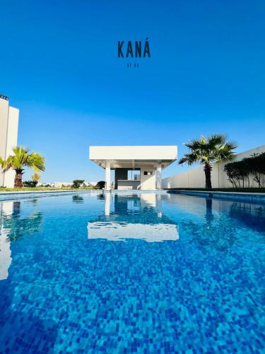 a swimming pool with blue water in front of a building at Depa con vista a Laguna, a lado del aeropuerto in Veracruz