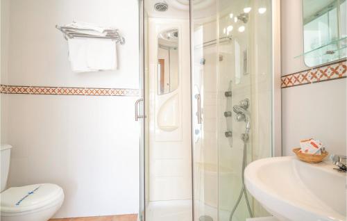 La salle de bains est pourvue d'une douche, de toilettes et d'un lavabo. dans l'établissement Amazing Apartment In Baena With Wifi, à Baena