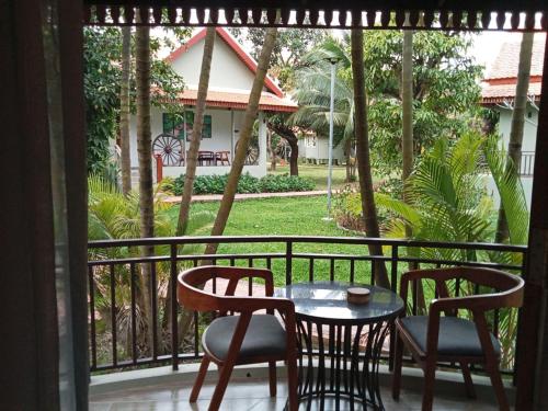 Κήπος έξω από το Ganesha Kampot Resort