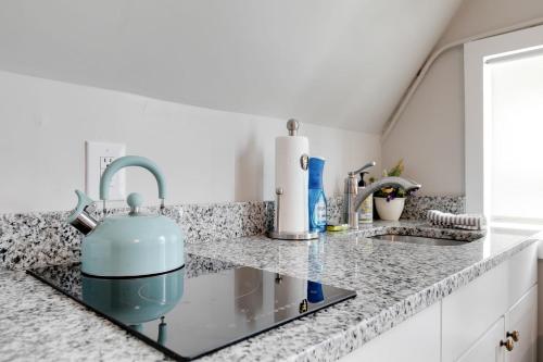 a kitchen counter with a tea kettle on top of it at G6 central location museums FREE PARKING in Richmond