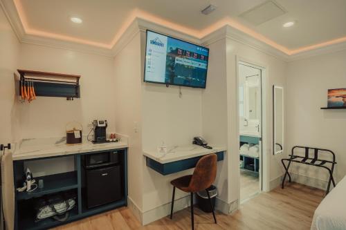 a kitchen with a counter and a sink in a room at Blufftop Inn & Suites - Wharf/Restaurant District in Morro Bay