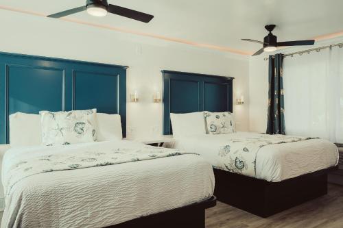 a bedroom with two beds and a ceiling fan at Blufftop Inn & Suites - Wharf/Restaurant District in Morro Bay