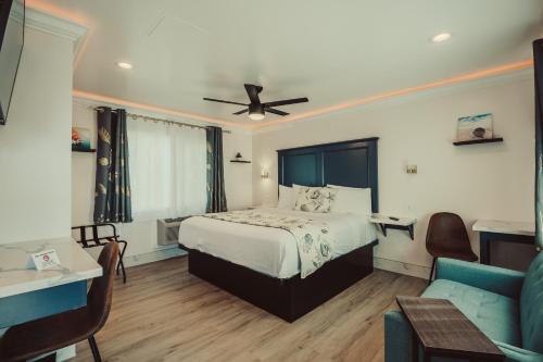 a hotel room with a bed and a couch at Blufftop Inn & Suites - Wharf/Restaurant District in Morro Bay