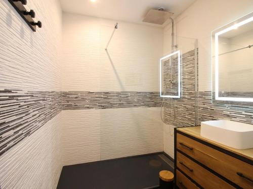 uma casa de banho com um lavatório e um chuveiro em Appartement La Bourboule, 3 pièces, 6 personnes - FR-1-608-239 em La Bourboule
