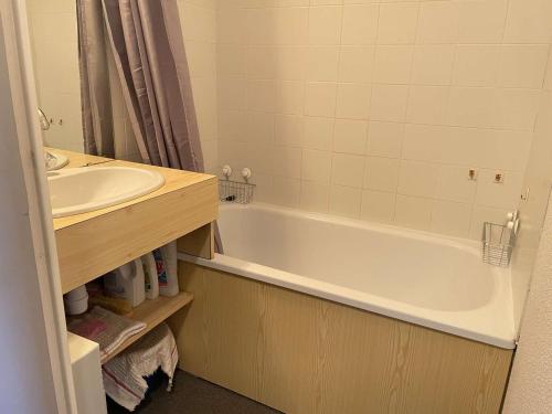 une salle de bain avec une baignoire et un lavabo dans l'établissement Studio calme 4 pers, Risoul 1850, proche centre, casier à ski - FR-1-330-562, à Risoul