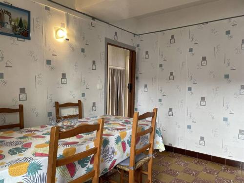 une chambre avec un lit, une table et des chaises dans l'établissement Appartement 3 pièces 4 pers à 100m de la plage, centre-ville, balcon, TV, lave-linge, ménage inclus - FR-1-225C-116, à Banyuls-sur-Mer