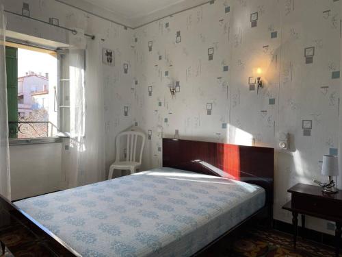 - une chambre avec un lit, une chaise et une fenêtre dans l'établissement Appartement Banyuls-sur-Mer, 3 pièces, 4 personnes - FR-1-225C-115, à Banyuls-sur-Mer
