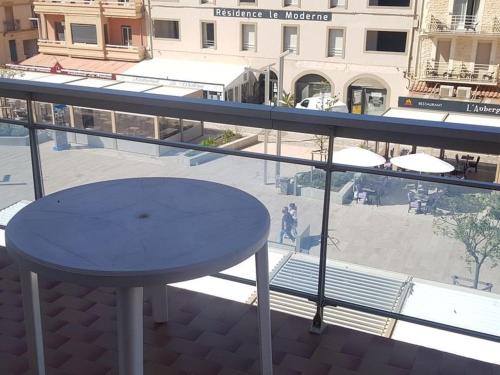 niebieski stół na balkonie z widokiem na ulicę w obiekcie Studio Valras-Plage, 1 pièce, 2 personnes - FR-1-701-57 w mieście Valras-Plage