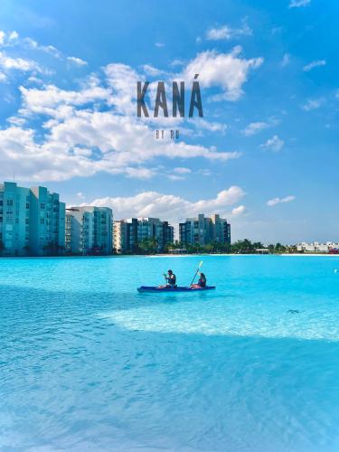 two people in a kayak on the water in front of a city at Depa con vista a Laguna, a lado del aeropuerto in Veracruz