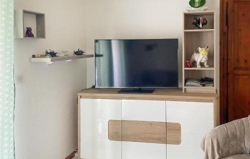 Televízia a/alebo spoločenská miestnosť v ubytovaní Nice Home In Plouha With Wifi