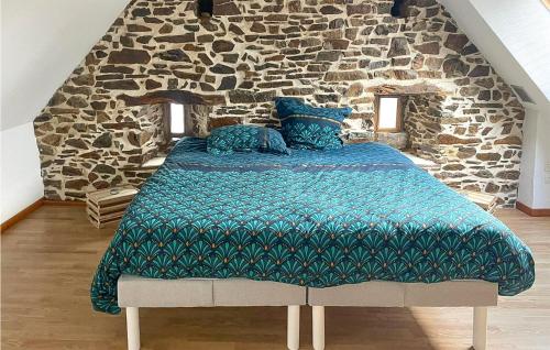 Katil atau katil-katil dalam bilik di Nice Home In Plouha With Wifi