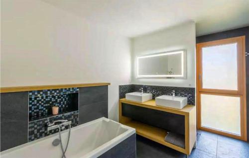 Ein Badezimmer in der Unterkunft Stunning Home In Plélan-Le-Petit