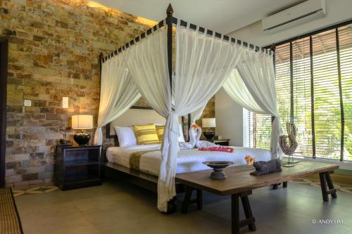 Un pat sau paturi într-o cameră la Samanea Beach Resort & Spa