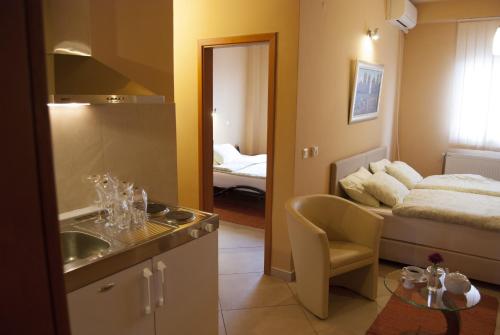 baño con lavabo y habitación con cama en Hotel Portal, en Skopje