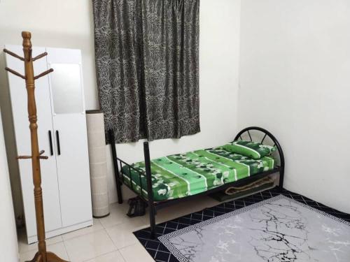 um quarto com uma cama num quarto com uma cortina em Sacha Permai Homestay em Baling