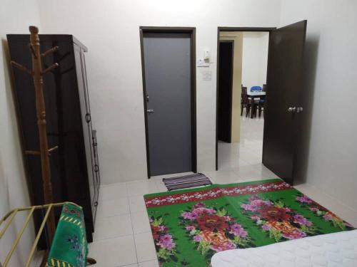 um quarto com duas portas e um tapete no chão em Sacha Permai Homestay em Baling