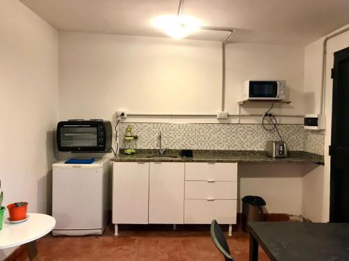a kitchen with a counter top and a microwave at Departamento privado en Casa Barranca Yaco in Córdoba