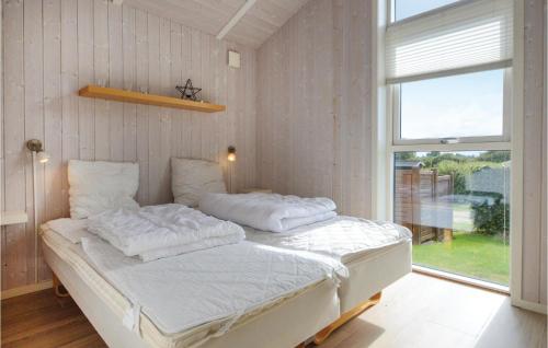 FlovtにあるLovely Home In Haderslev With Saunaのベッドルーム1室(白いシーツ付きのベッド1台、窓付)