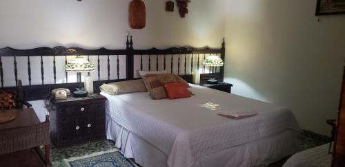sypialnia z dużym łóżkiem z 2 lampami w obiekcie Mendoza’s Guest House w mieście Santa Ana