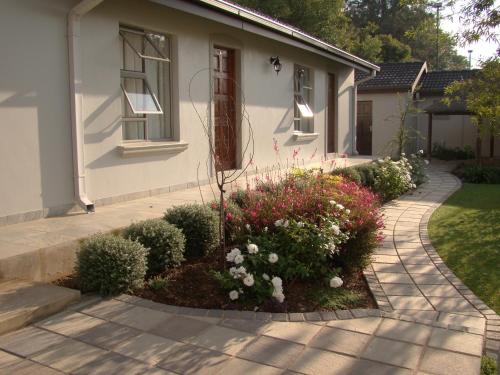 Taman di luar Bergliot Guest House