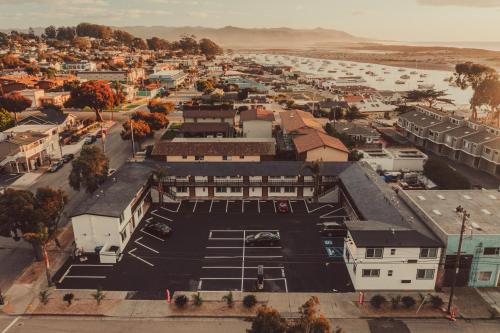 an aerial view of a city with a parking lot at Blufftop Inn & Suites - Wharf/Restaurant District in Morro Bay