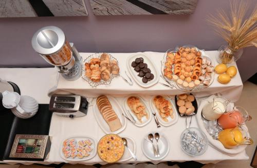 Una mesa cubierta con muchos tipos diferentes de comida en Santiago Hotel, en Córdoba