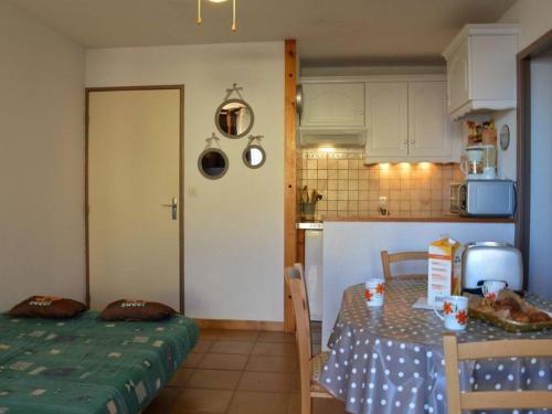 une cuisine avec une table et une salle à manger dans l'établissement Saint Pierre la Mer, Appt 2 pièces, cabine, 6 couchages, près plage, animaux OK - FR-1-229D-249, à Saint Pierre La Mer
