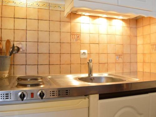 a kitchen with a sink and a stove at Saint Pierre la Mer, Appt 2 pièces, cabine, 6 couchages, près plage, animaux OK - FR-1-229D-249 in Saint Pierre La Mer