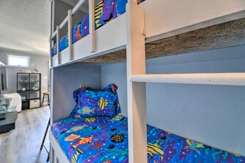 ein Etagenbett mit einem Kissen auf dem unteren Etagenbett in der Unterkunft Beachfront Family Condo with Stunning Views! in North Topsail Beach