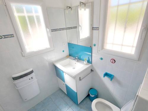 une salle de bain blanche avec un lavabo et des toilettes dans l'établissement Superbe Villa T5 Climatisée avec Piscine Privative et Garage à Six-Fours-les-Plages (9 Couchages) - FR-1-316-39, à Six-Fours-les-Plages
