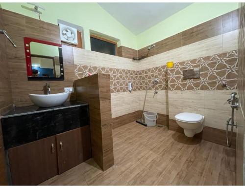 y baño con lavabo y aseo. en Hotel Kuber, Bhabua, en Bhabua