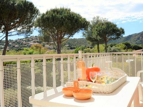- une table avec un plateau de nourriture sur le balcon dans l'établissement Appartement 2 pièces avec mezzanine et parking, proche plage - Le Lavandou - FR-1-251-205, au Lavandou