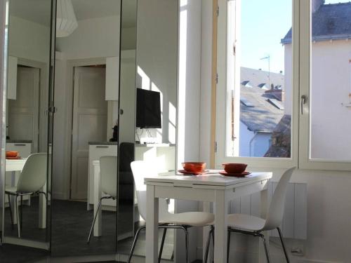 ラ・ボールにあるAppartement La Baule, 1 pièce, 2 personnes - FR-1-245-86の窓付きの客室で、白いテーブルと椅子が備わります。